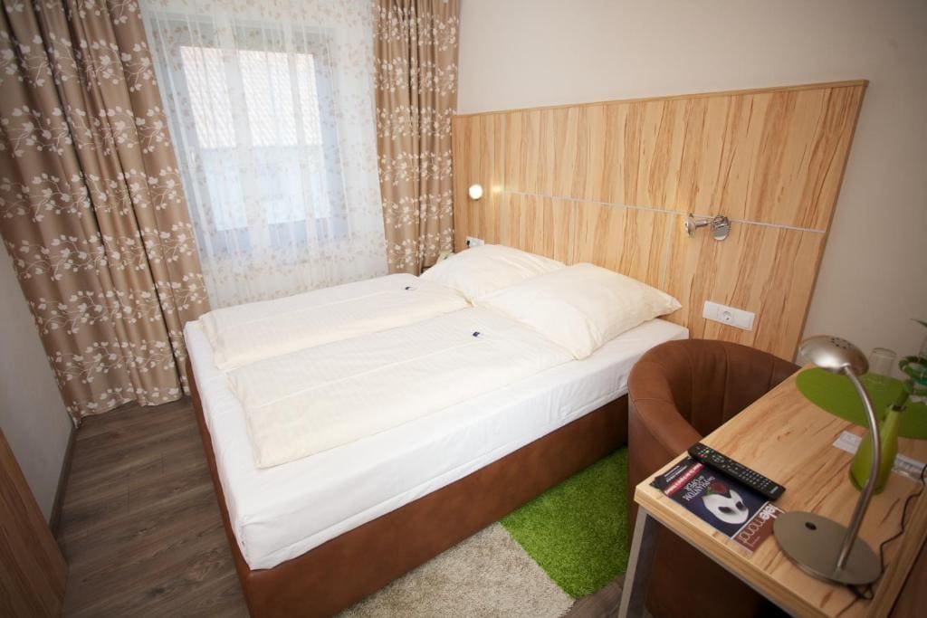 Standard Family Room room - Image 2