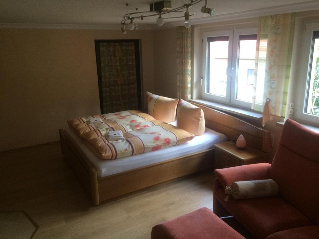 Deluxe Family Room room - Image 2