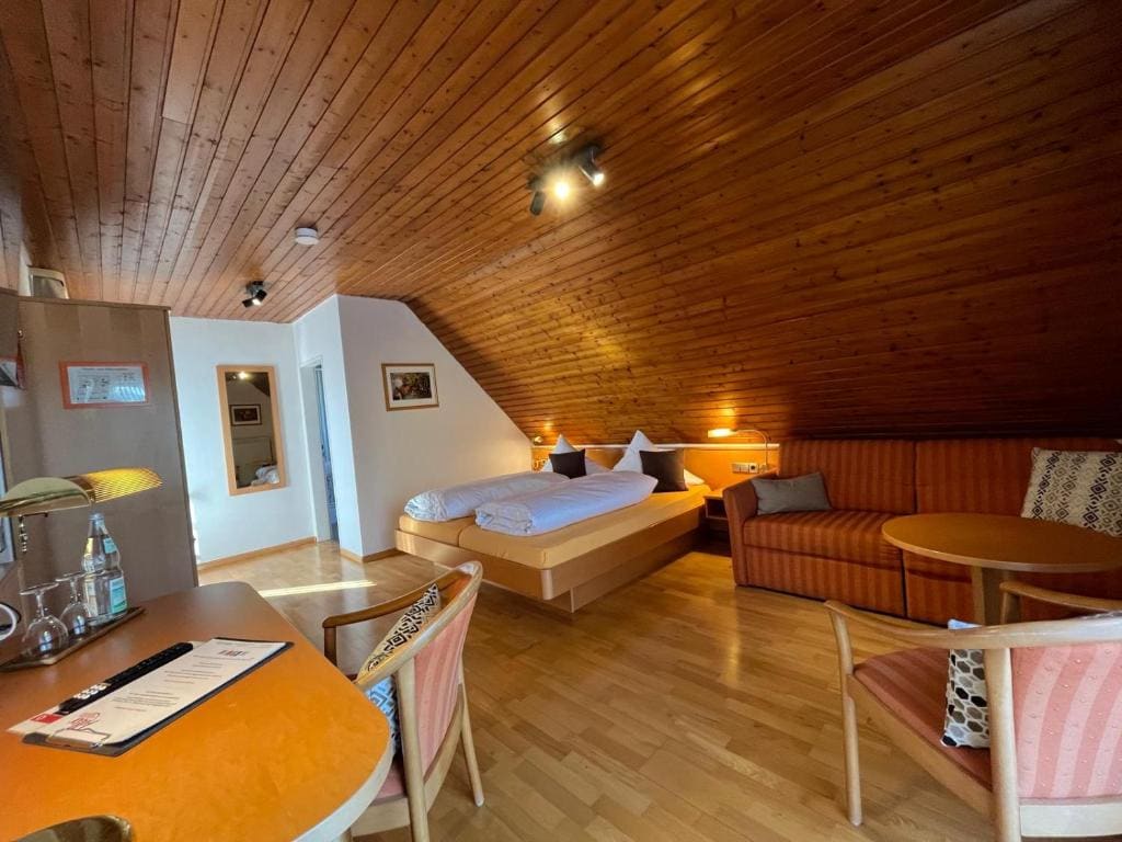 Double Room with Balcony room - Image 2