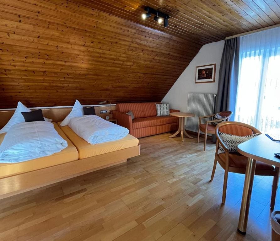 Double Room with Balcony room - Image 3