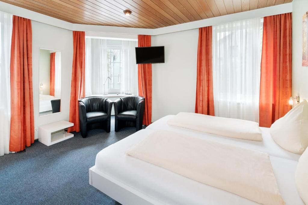 Double Room with Private Bathroom room - Image 3