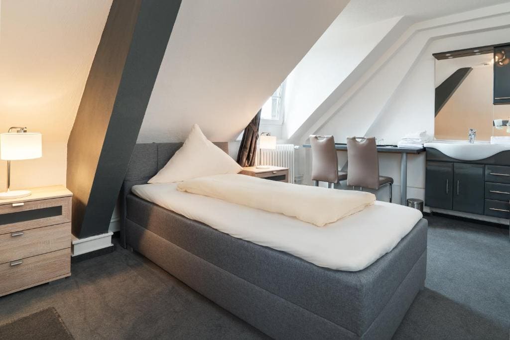 Triple Room with Shared Bathroom room - Image 3