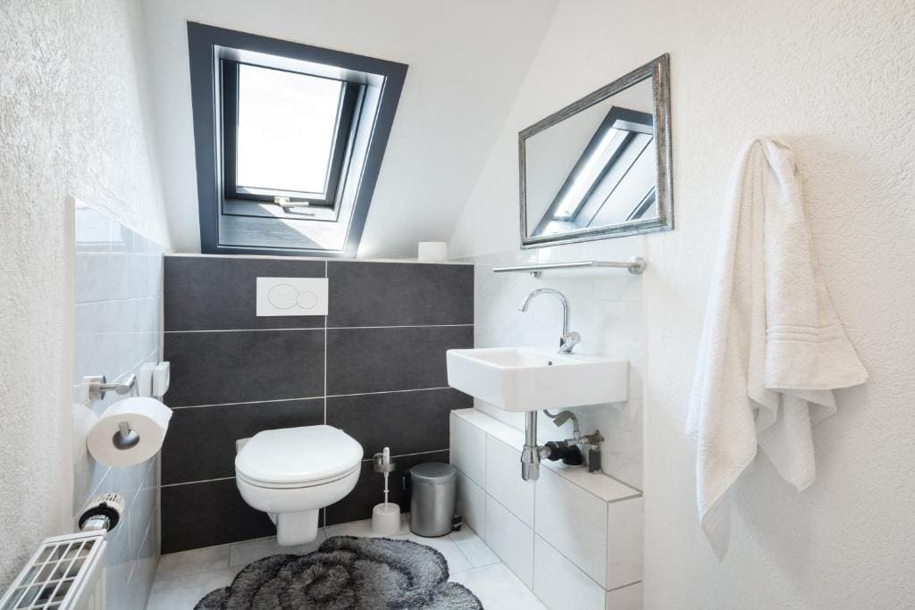 Double Room with Shared Bathroom room - Image 2