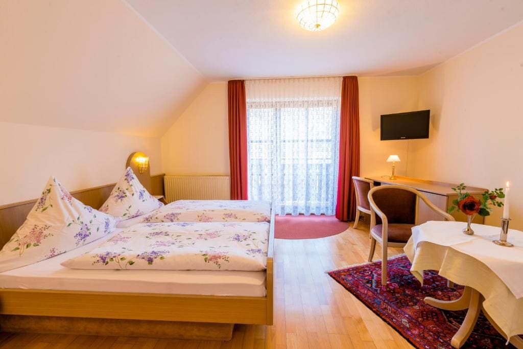 Single Room with Bathroom room - Image 3