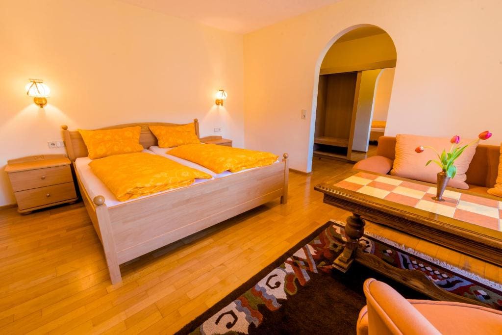 Single Room with Bathroom room - Image 1