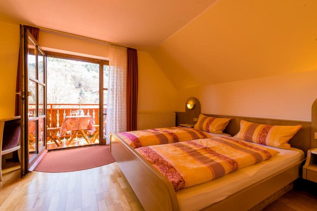 Single Room with Bathroom room - Image 2