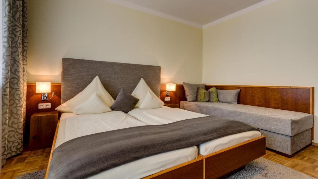 Family Room room - Image 1