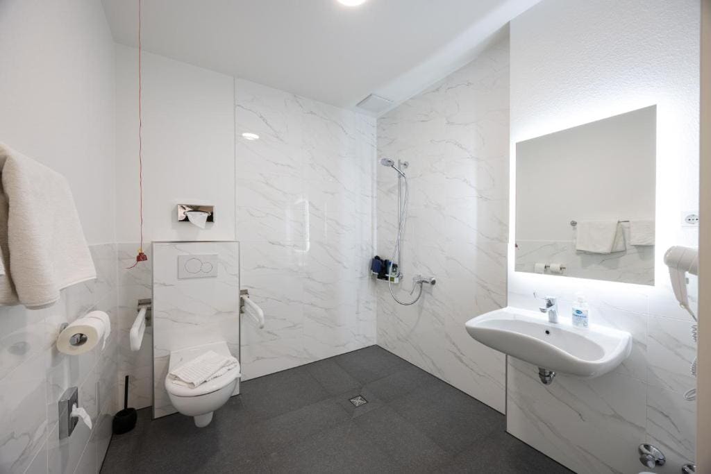 Queen Room - Disability Access room - Image 2