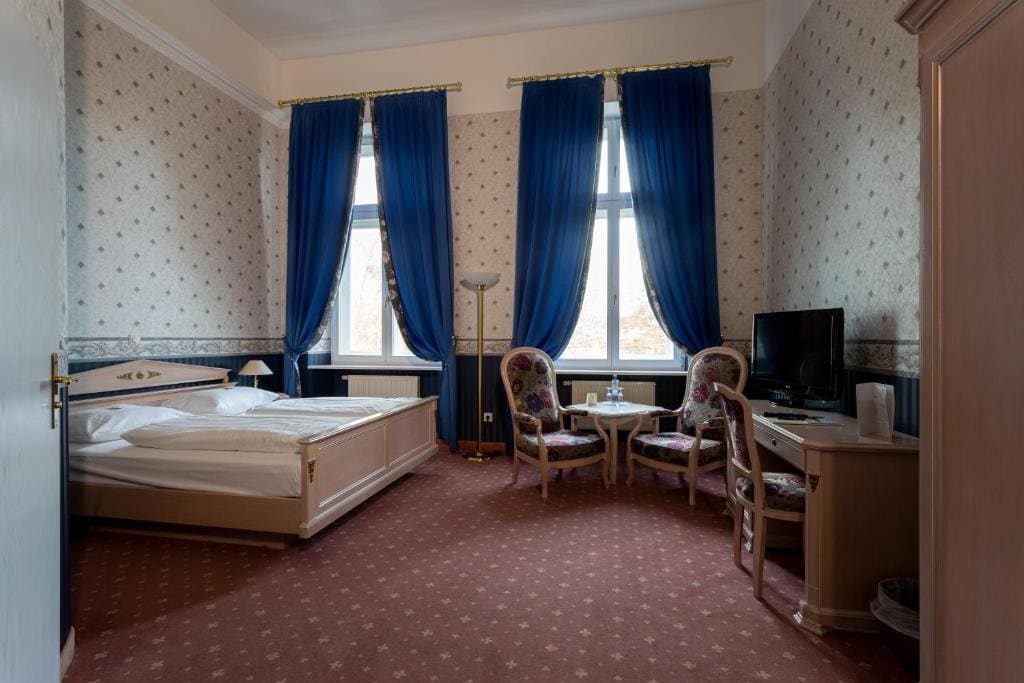 Double Room with Lake View room - Image 1