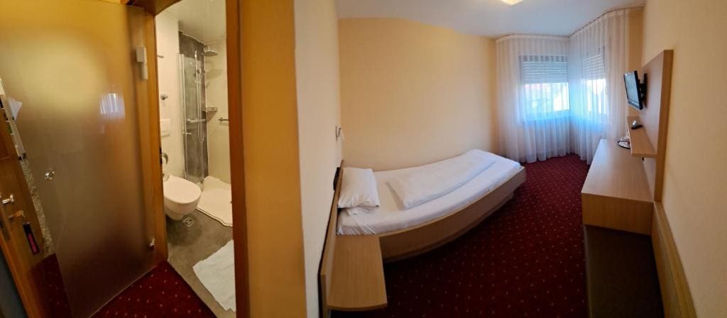 Single Room with Bathroom room - Image 2