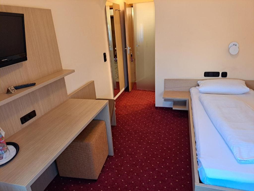 Single Room with Bathroom room - Image 1