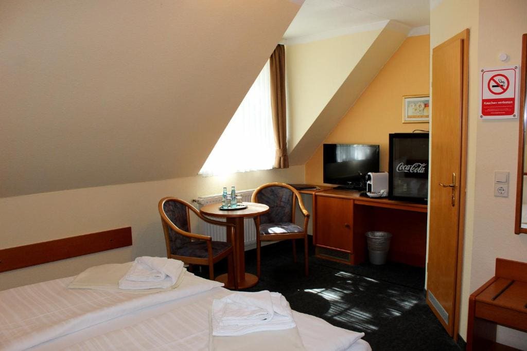 Standard Double Room with Shower room - Image 3