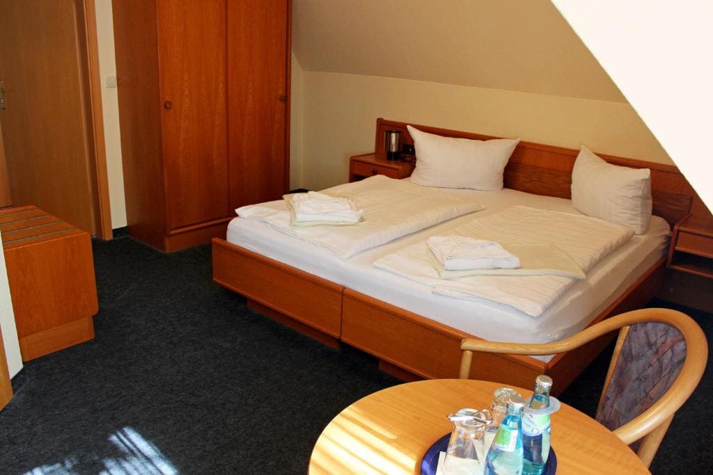 Standard Double Room with Shower room - Image 2