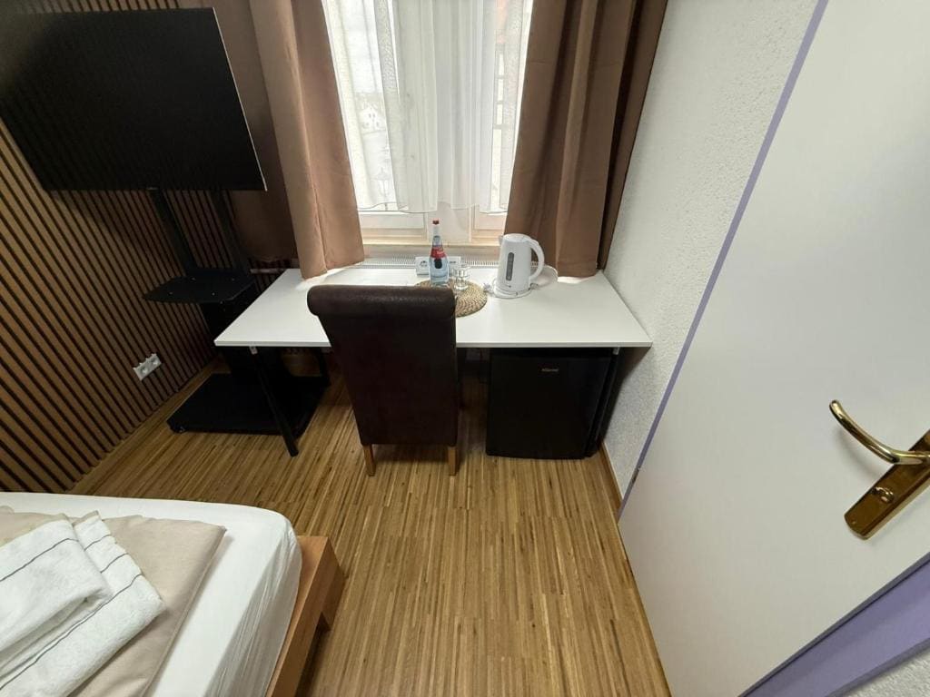 Single Room with Balcony room - Image 2