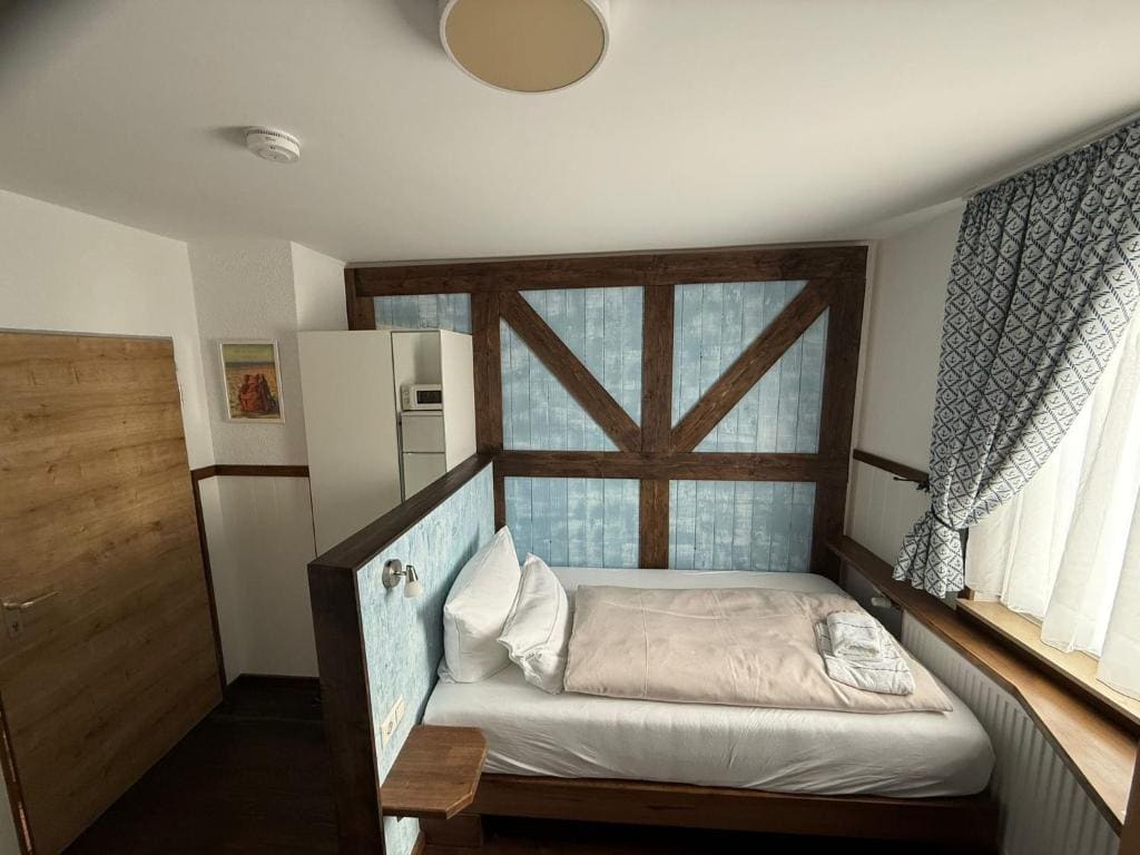 Single Room with Shower room - Image 3