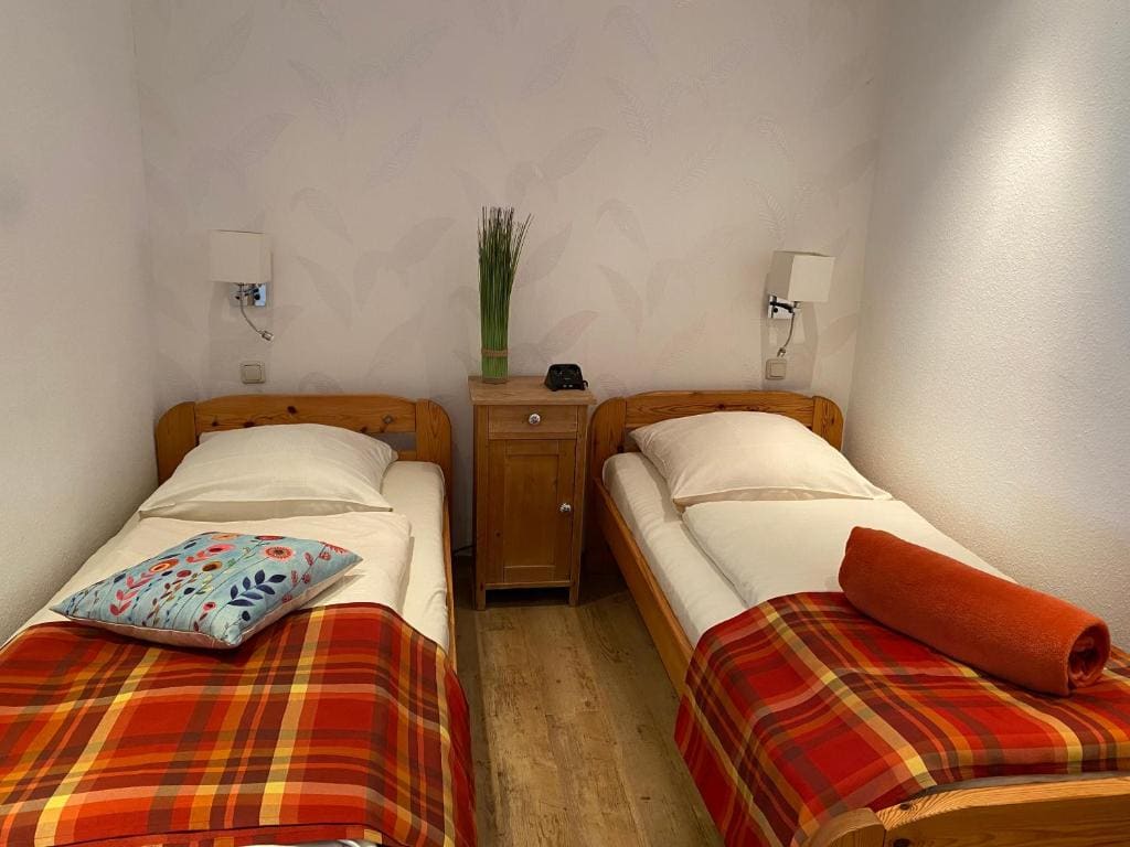 Twin Room with Shower room - Image 2