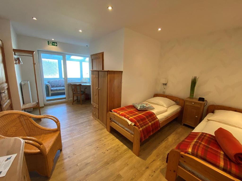 Twin Room with Shower room - Image 1