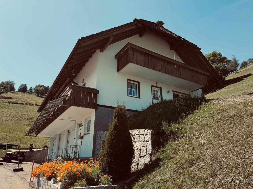 Three-Bedroom Apartment with Mountain View room - Image 1