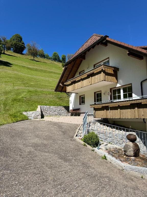 Three-Bedroom Apartment with Mountain View room - Image 3