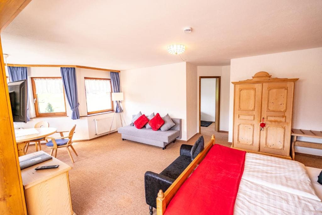 Deluxe Family Room room - Image 2