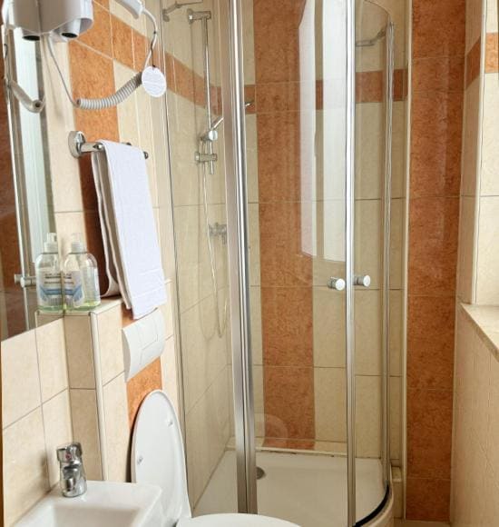 Twin Room with Balcony room - Image 2