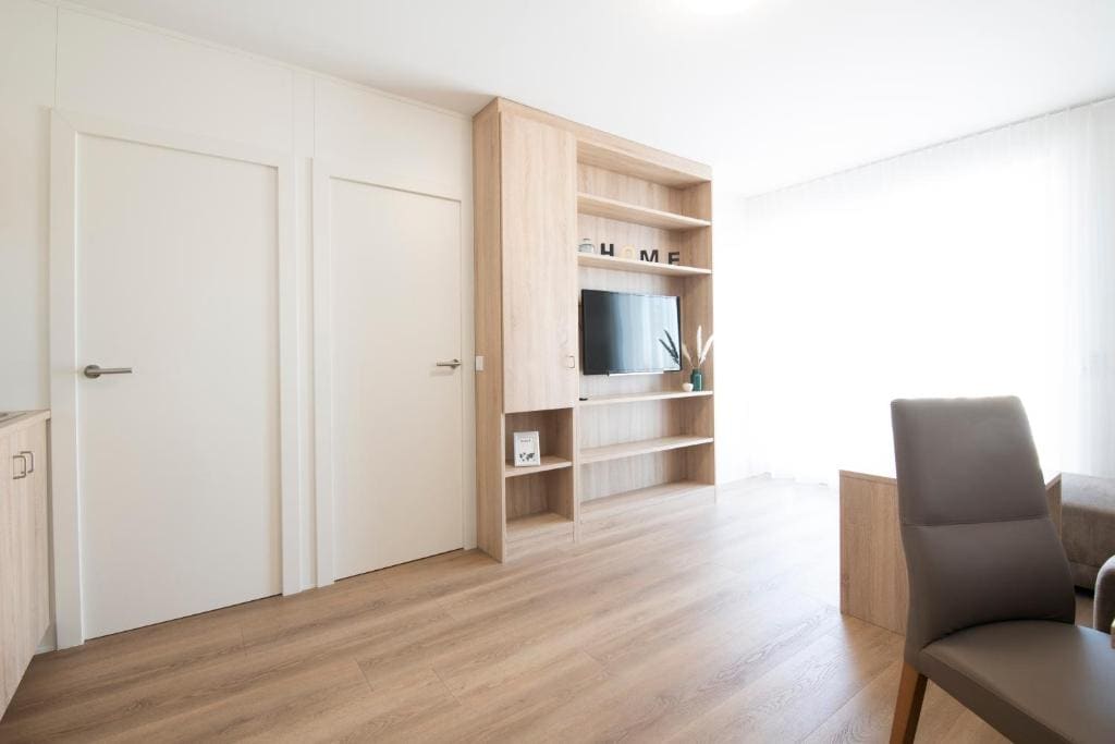 One-Bedroom Apartment room - Image 1