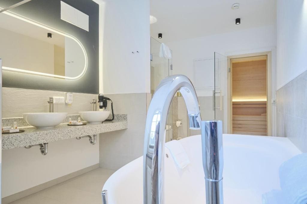 Suite with Spa Bath room - Image 1