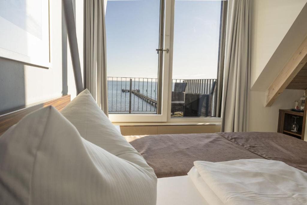 Single Room with Sea View room - Image 1