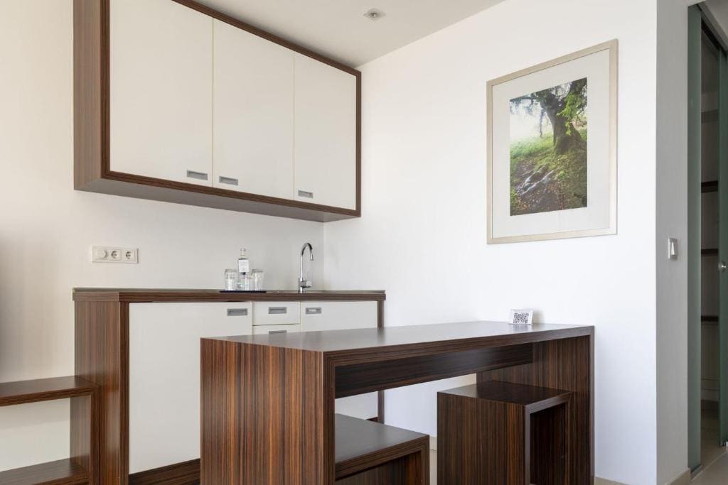 One-Bedroom Apartment with Sea View room - Image 2