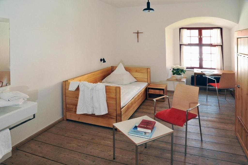 Single Room with Shared Bathroom room - Image 1