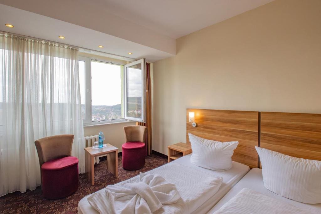 Double Room with Mountain View room - Image 2