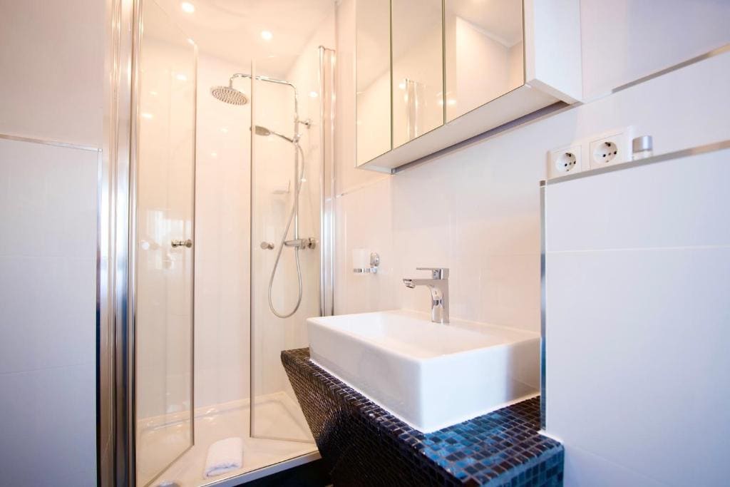 Standard Single Room with Shower room - Image 2