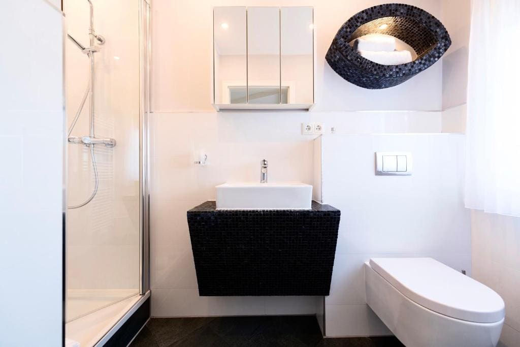 Standard Single Room with Shower room - Image 3