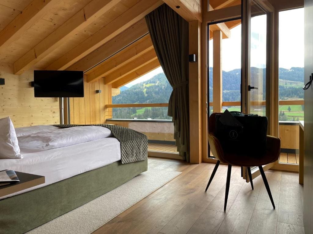 Deluxe Family Room room - Image 2