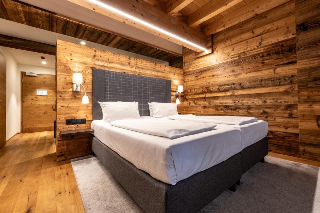 Deluxe Double Room (2 Adults + 1 Child) room - Image 1