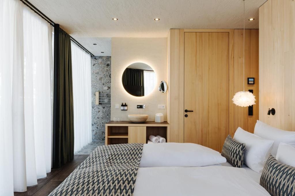 Suite with Hot Tub room - Image 3