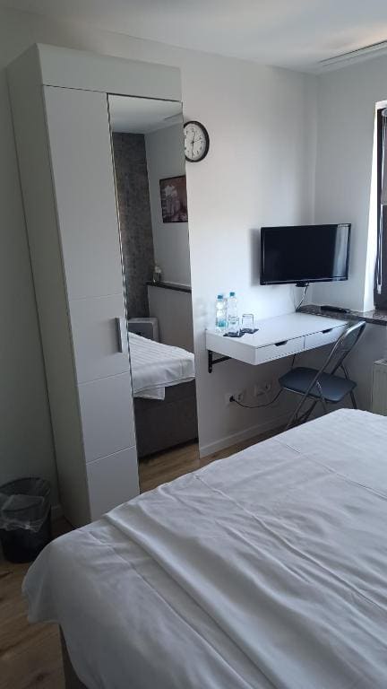 Double or Twin Room with Shower room - Image 3