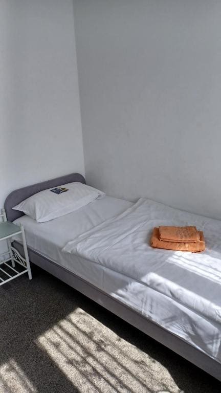 Single Room with Shower room - Image 3