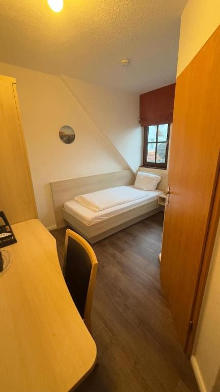 Single Room with Shower room - Image 3