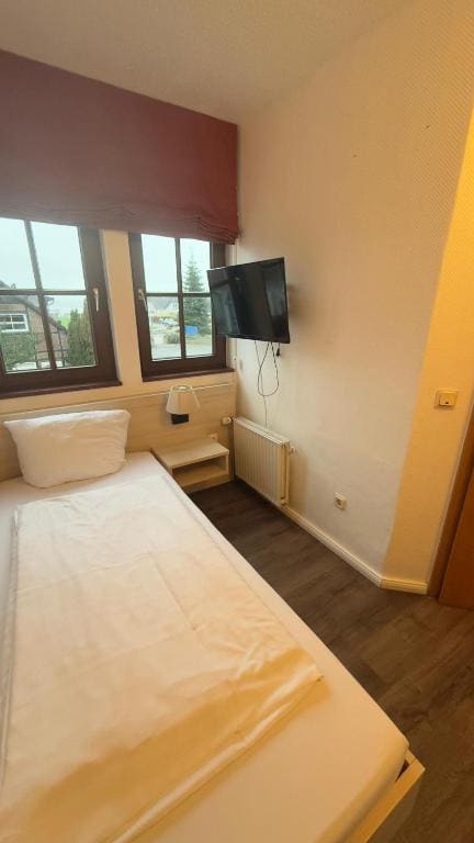 Single Room with Shower room - Image 2