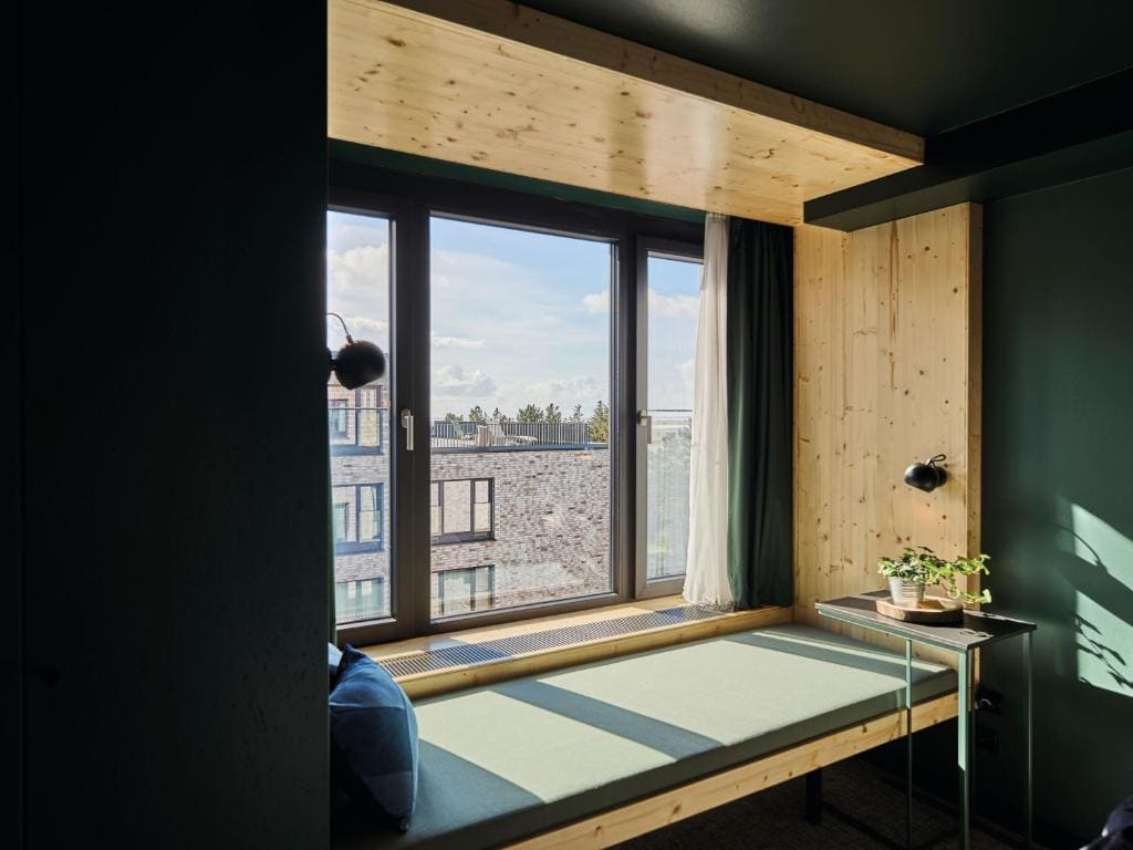 Into the Hood Double Room - Neighborhood View room - Image 3