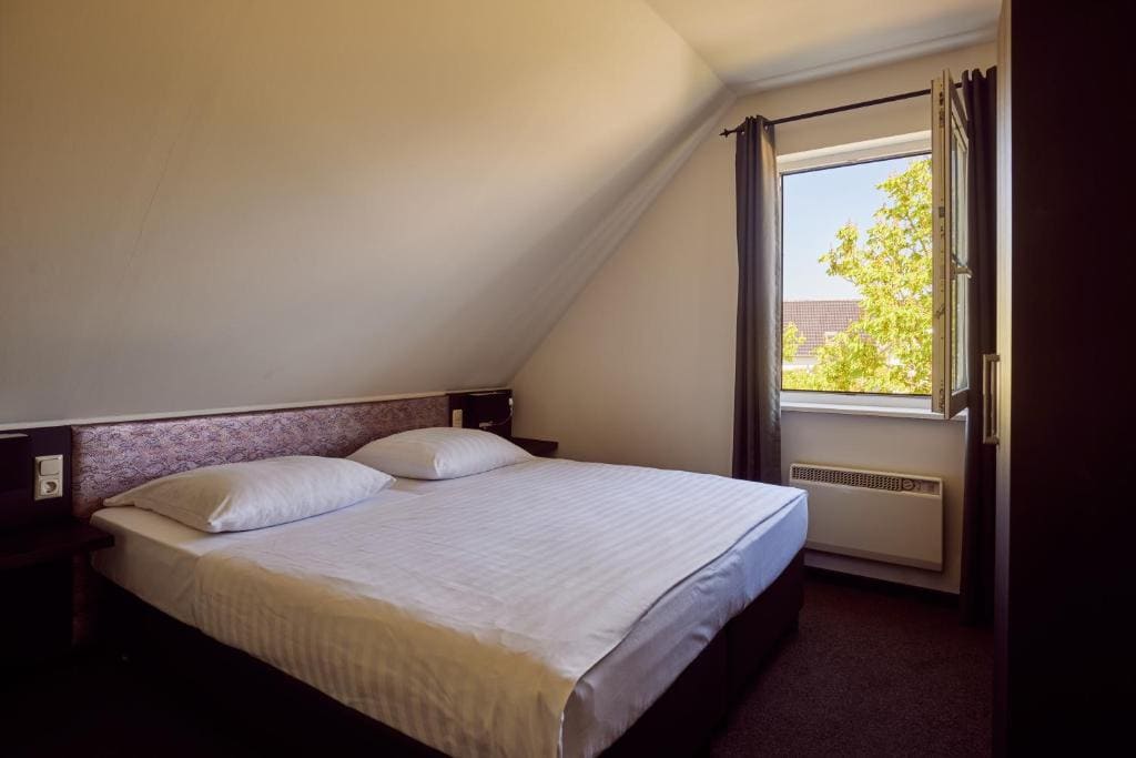 One-Bedroom Apartment room - Image 1