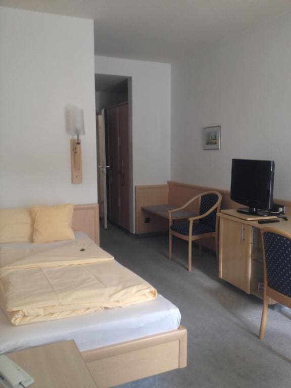 Single Room with Balcony room - Image 3
