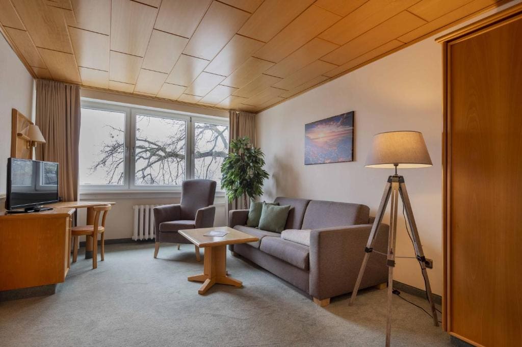 Family Room room - Image 2