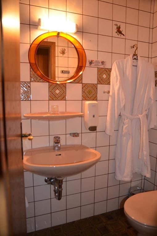 Single Room with toilet and shared bathroom room - Image 1