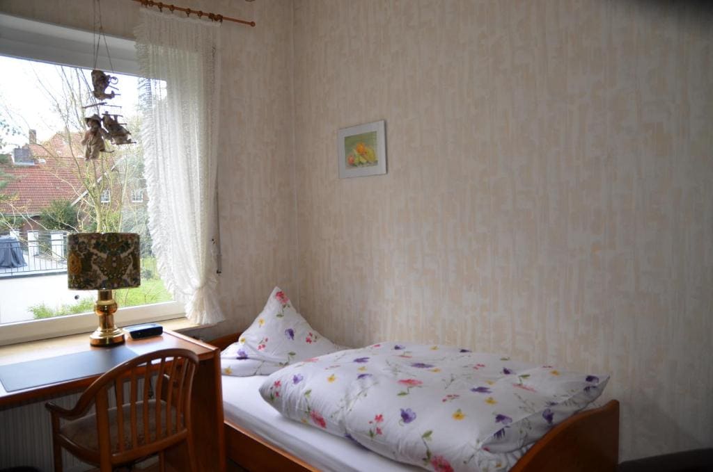 Single Room with toilet and shared bathroom room - Image 3
