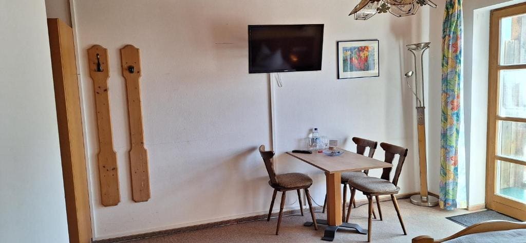 Double Room with Balcony room - Image 3
