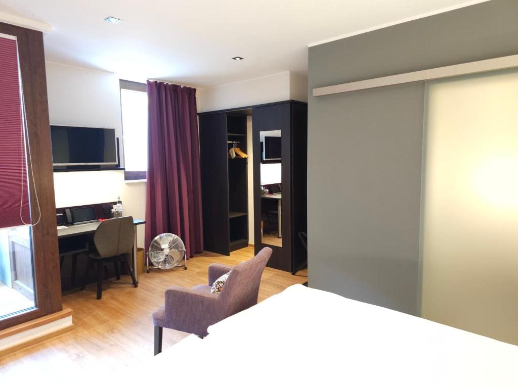 Double Room with Balcony room - Image 2