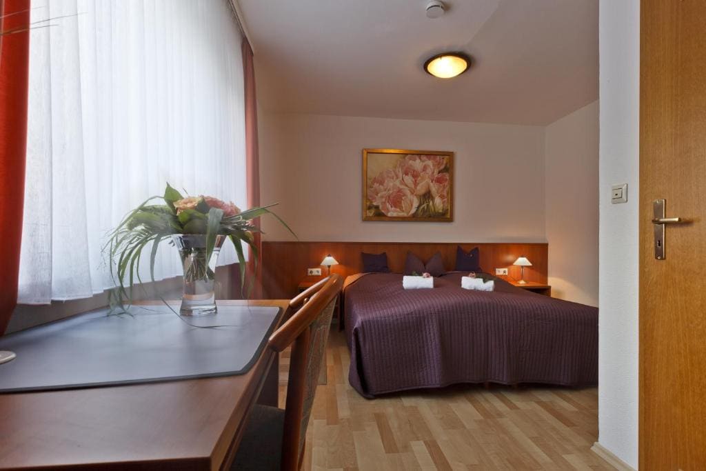 Twin Room with Shower room - Image 2