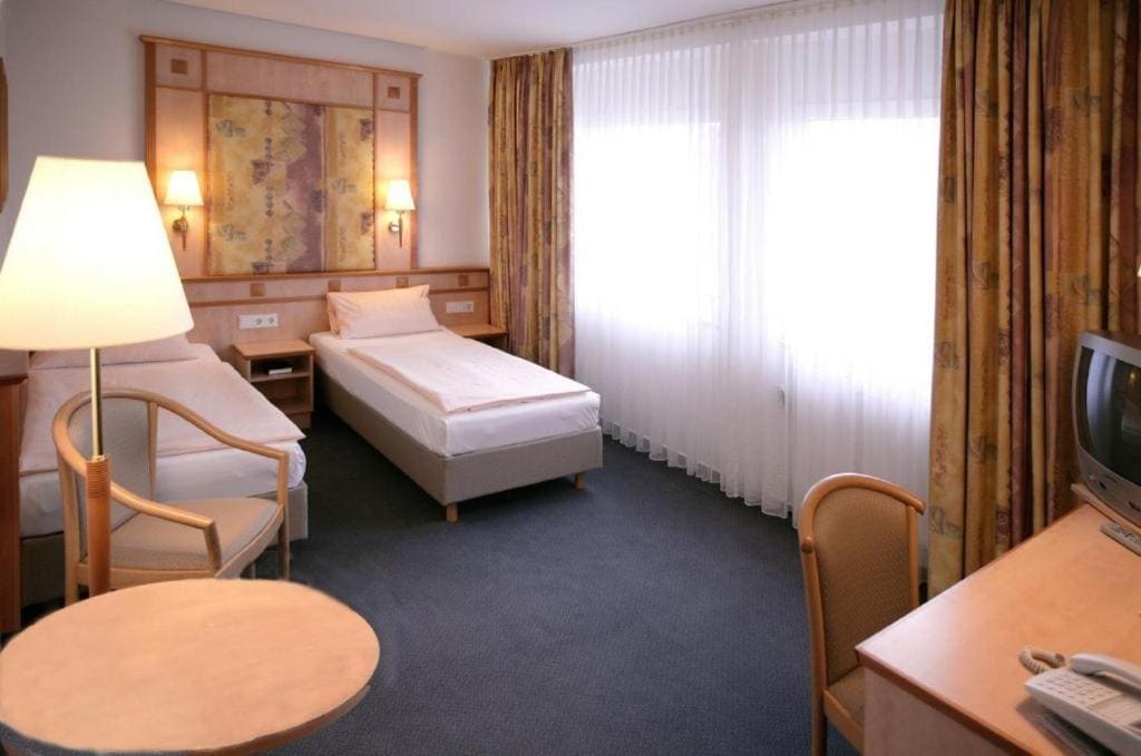 Twin Room with Bathroom room - Image 2